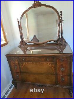 Antique 1920's Ornate Twin Bedroom Set In Good Condition
